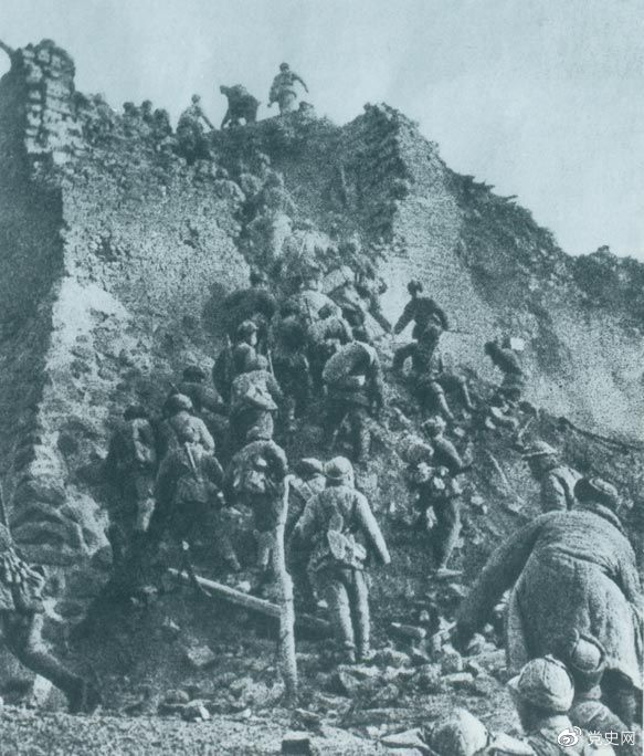 1948年12月，人民解放軍向新保安守敵發(fā)起攻擊。這是解放軍戰(zhàn)士登上新保安城頭。 